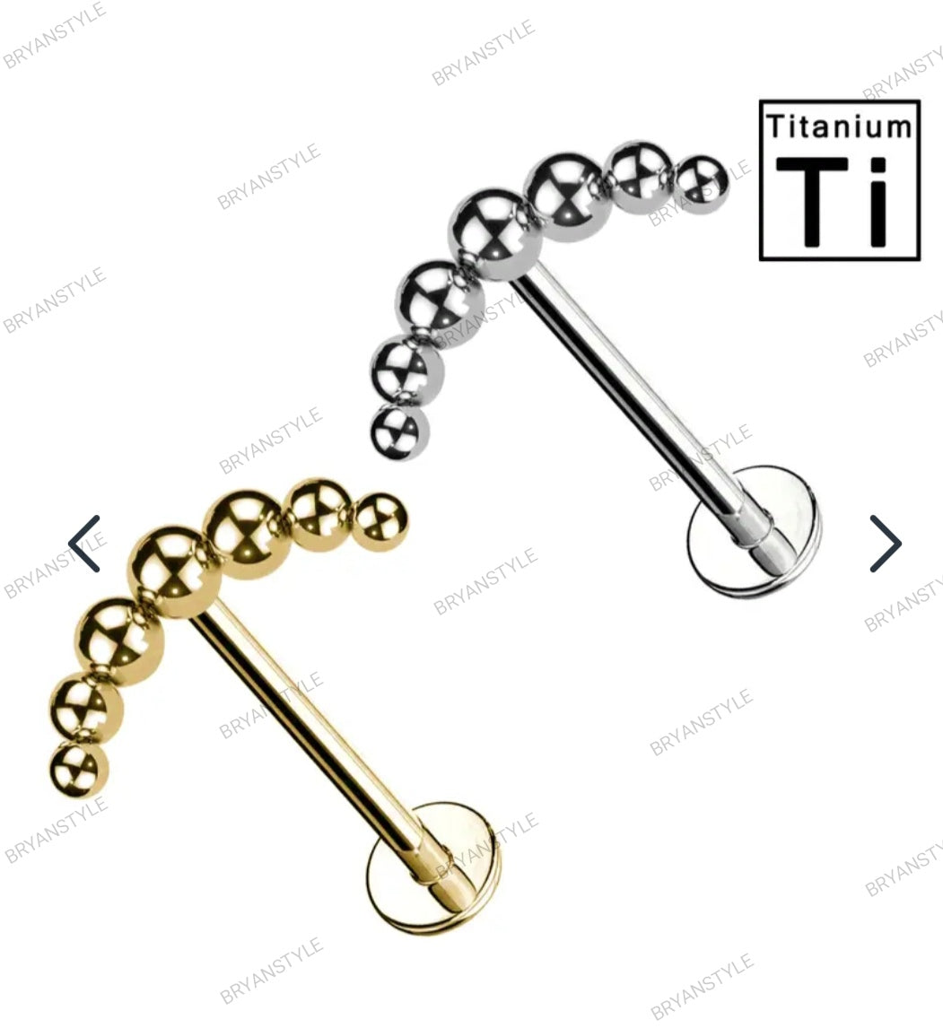 piercing labret in titanio con sfere