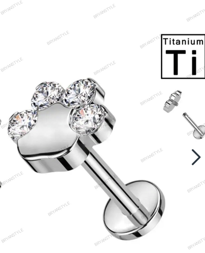 piercing labret in titanio a forma di zampetta