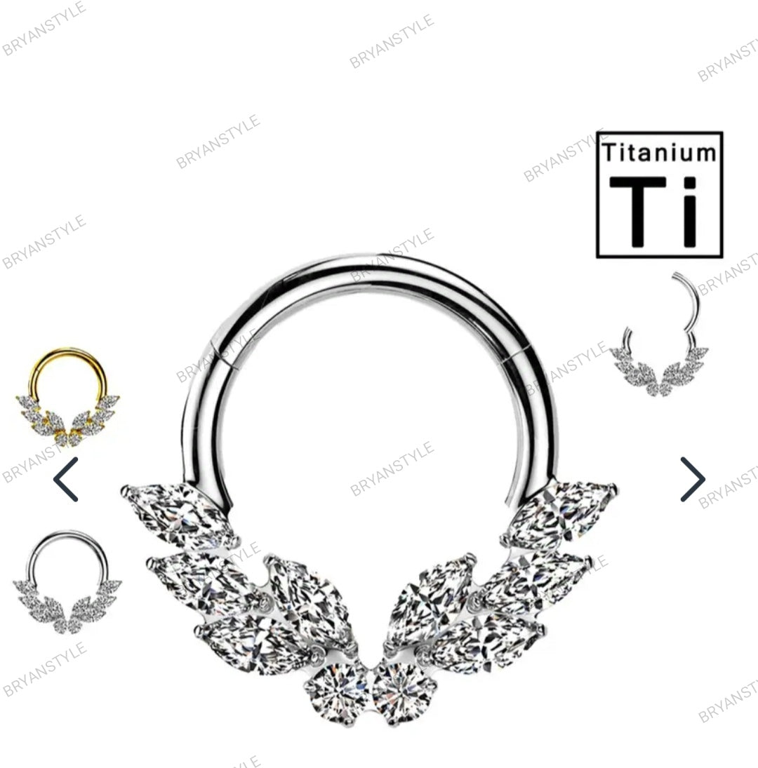piercing cerchio clicker in titanio con ali di cristallo
