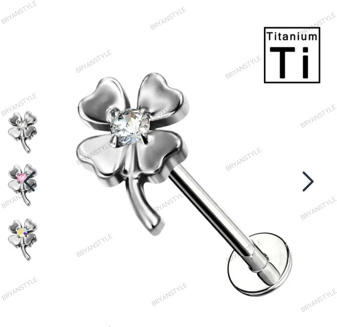 piercing labret in titanio a forma di quadrifiglio