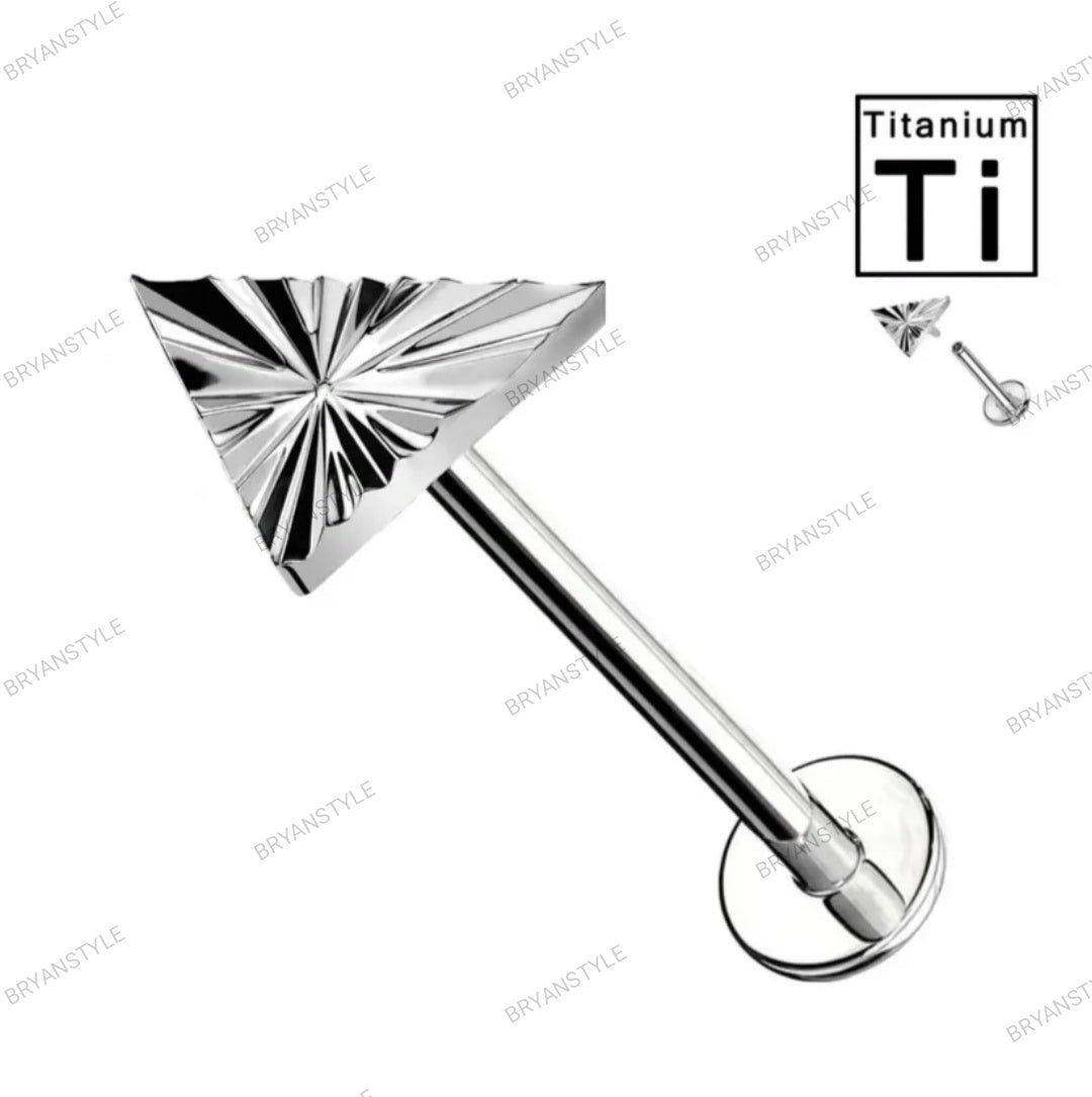 piercing labret in titanio a forma di triangolo radiale