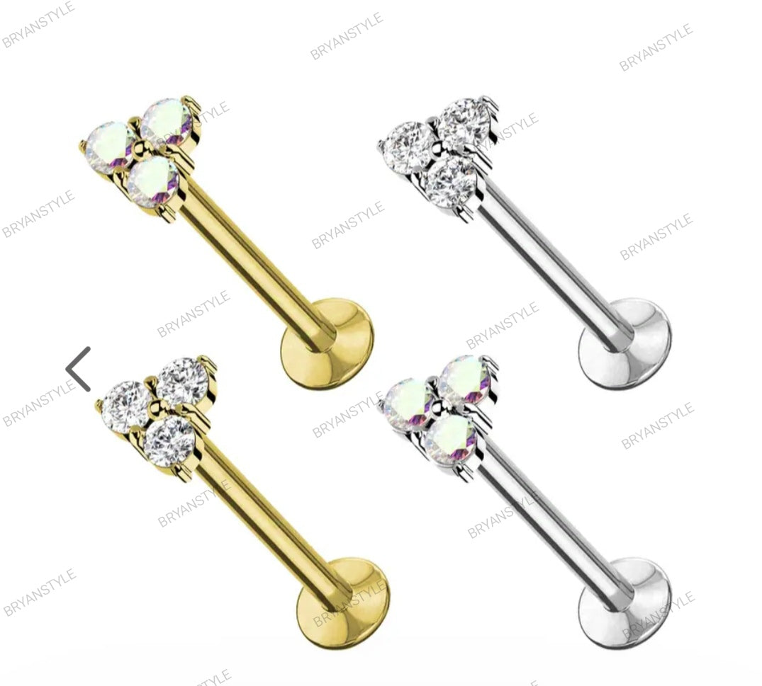 piercing labret in acciaio push-in con cristalli che formano un triangolo