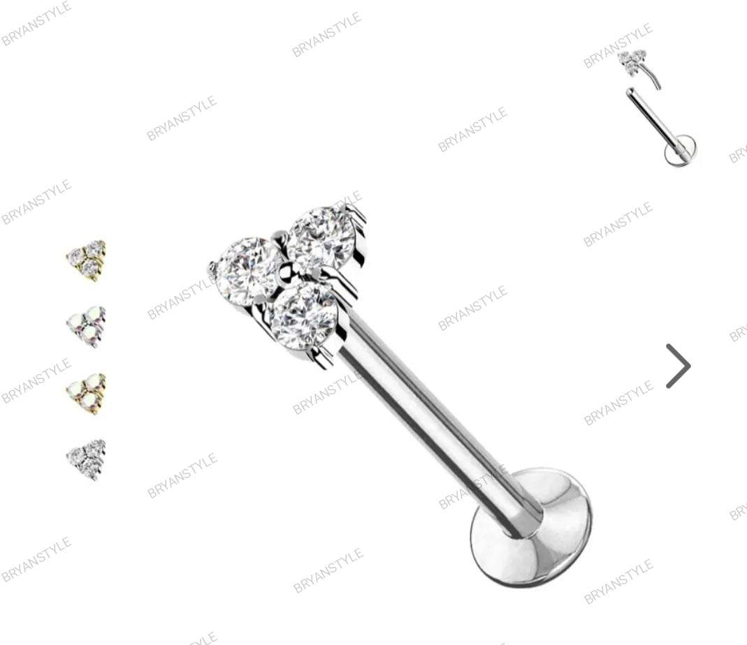 piercing labret in acciaio push-in con cristalli che formano un triangolo