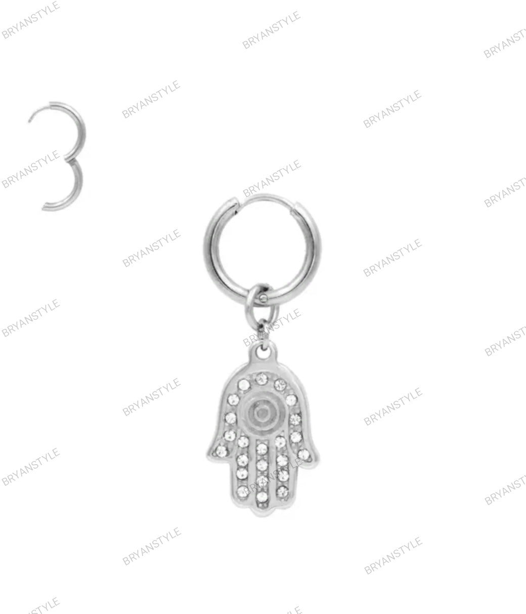 orecchino cerchio con ciondolo mano di fatima e cristalli