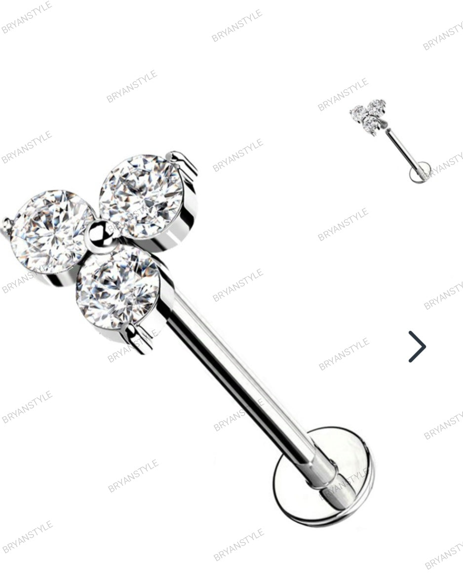piercing labret con tre cristalli che formano un fiore in acciaio