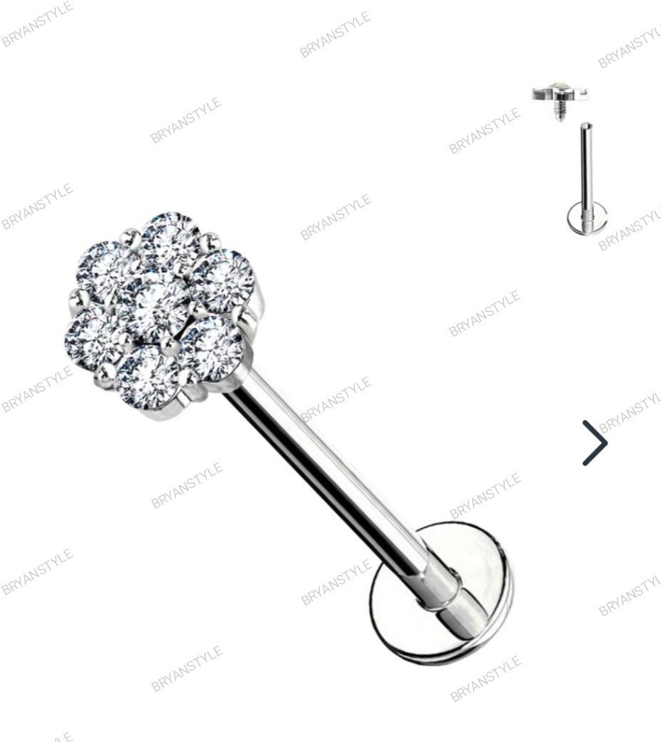 piercing labret in acciaio con cristalli che fanno un fiore