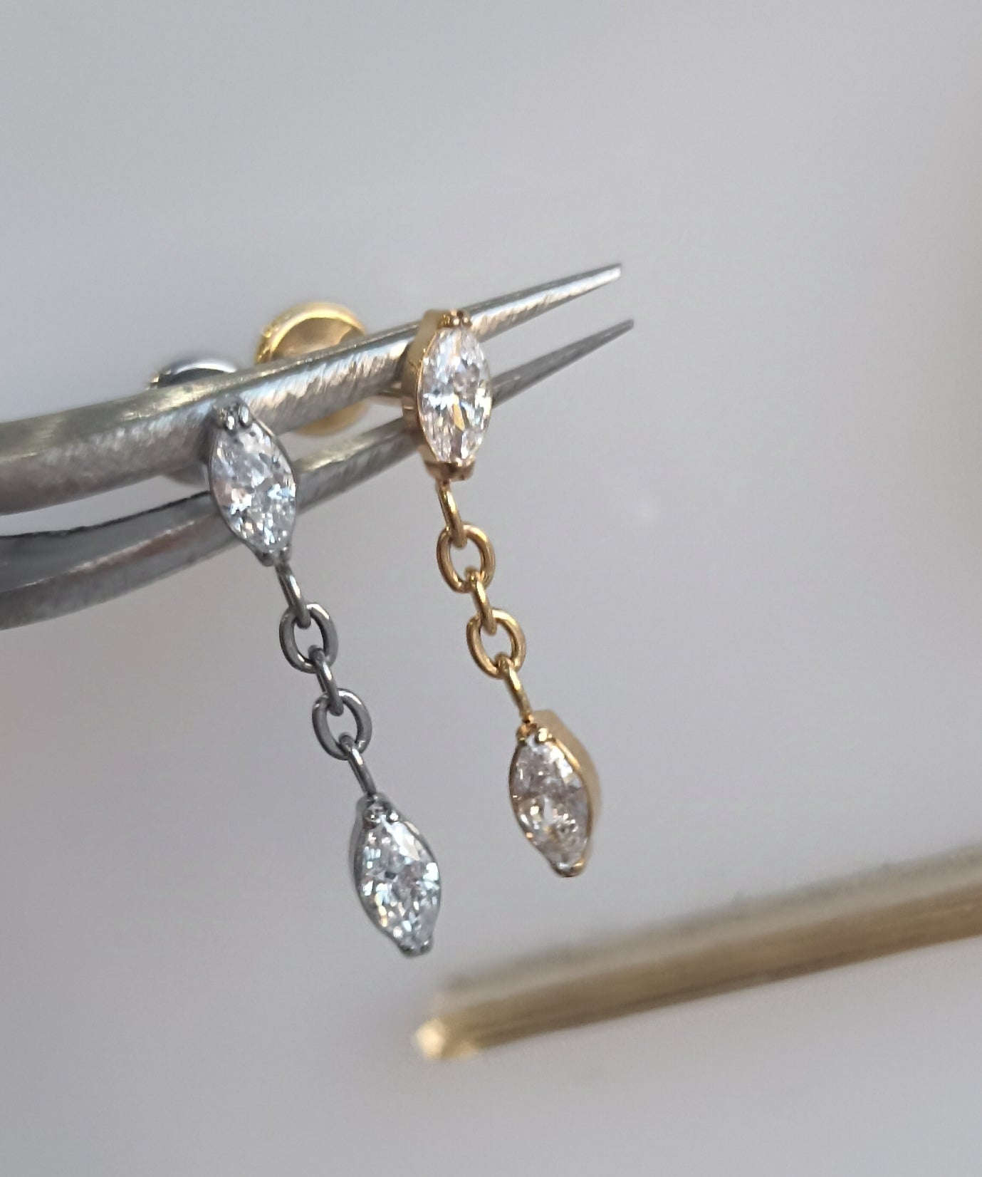 piercing labret in titanio con cristallo a forma di marquise e catena con pendente double tear