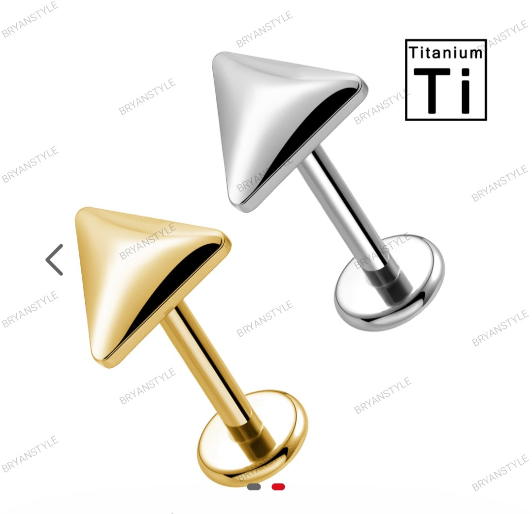 piercing labret in titanio a forma di triangolo 3d