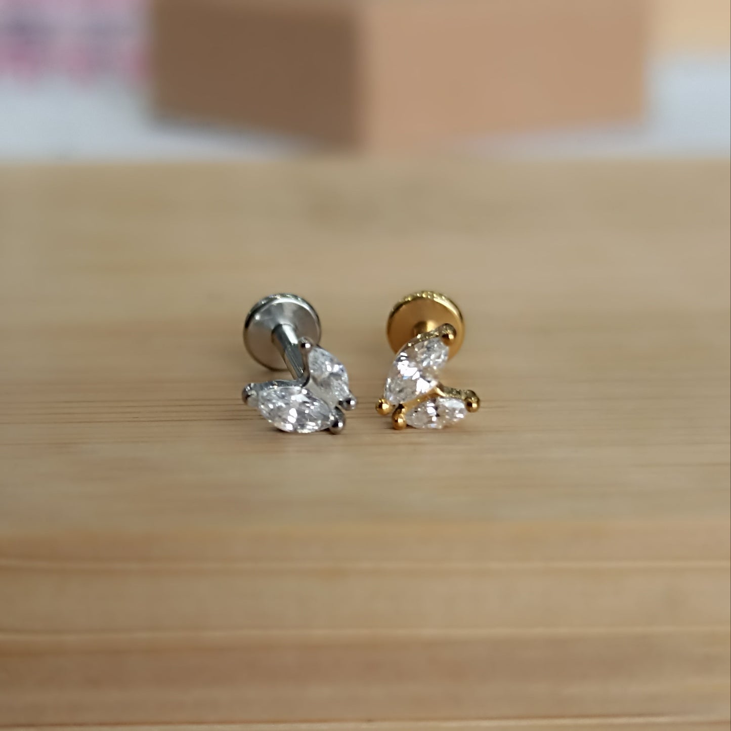 piercing labret in acciaio con due petali in cristallo