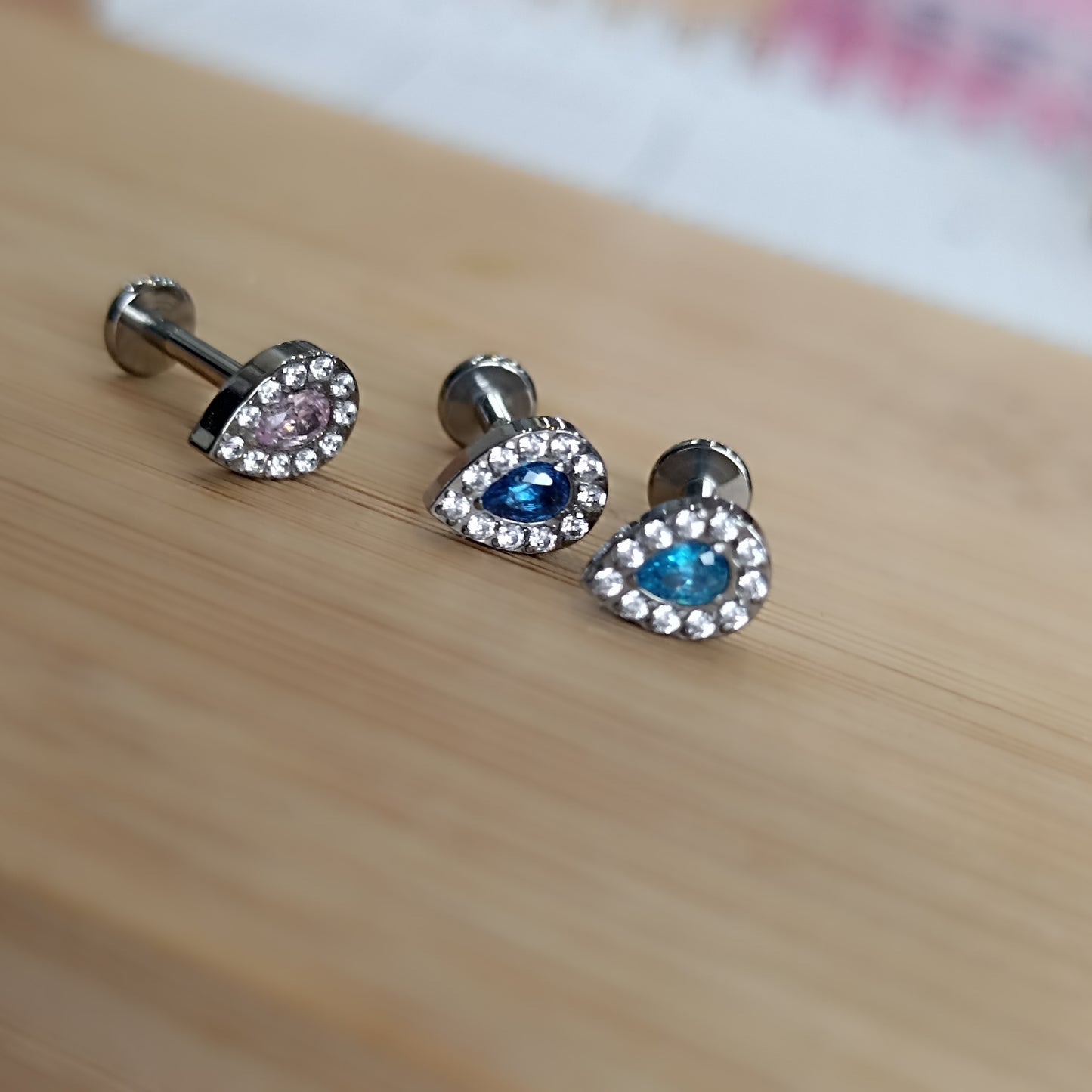 piercing labret in titanio a forma di goccia
