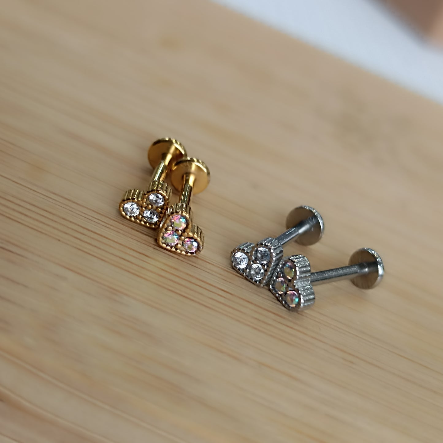 piercing labret in acciaio con cuore e cristalli