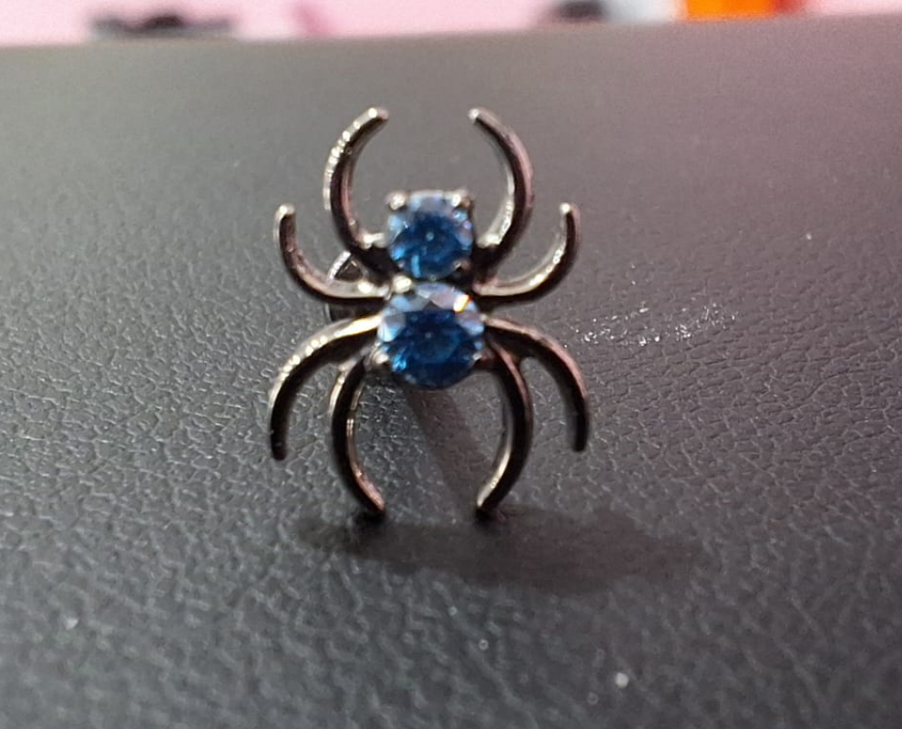 piercing labret in titanio a forma di ragno con diamante