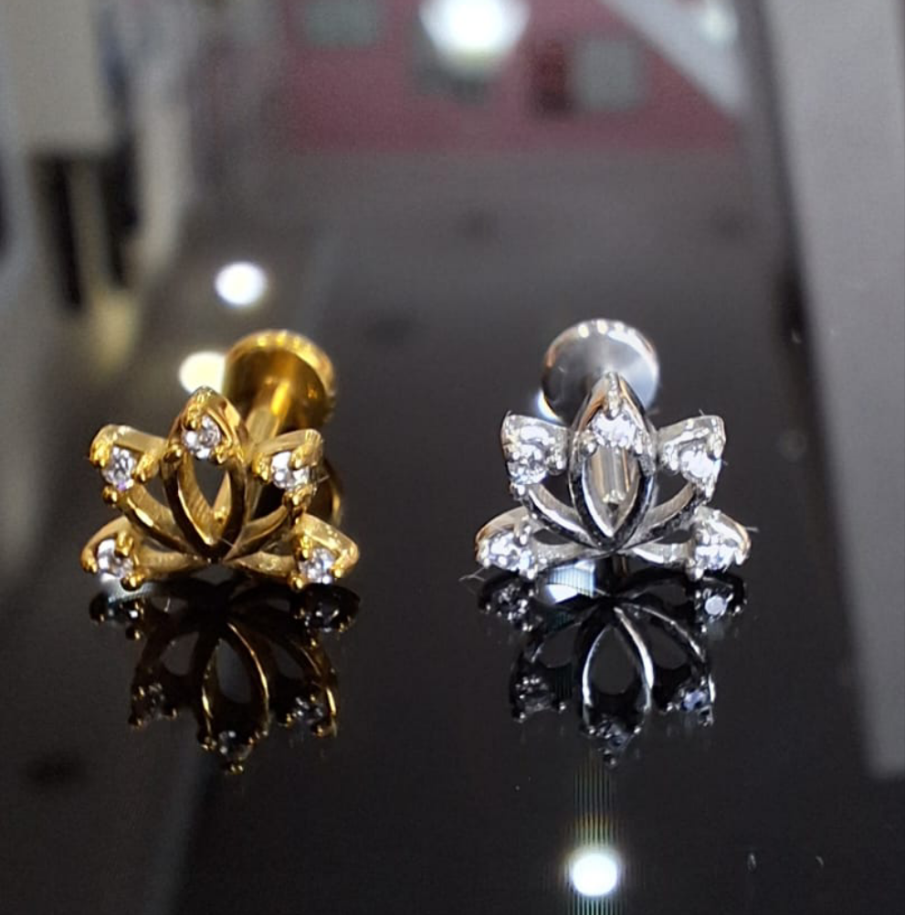 piercing labret in acciaio fiore di loto con cristalli