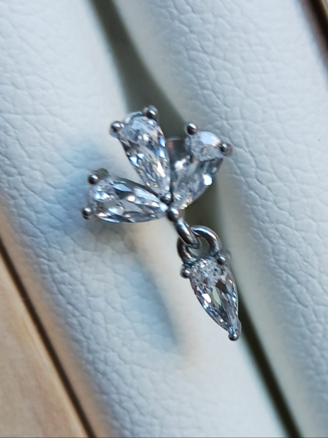 piercing labret a forma di fiore con goccia pendente in acciaio