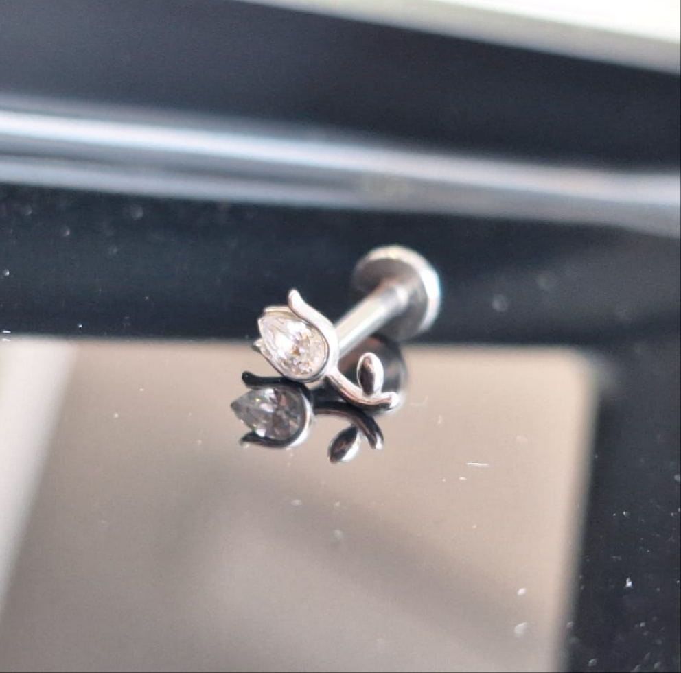 piercing labret in acciaio a forma di rosa con cristallo