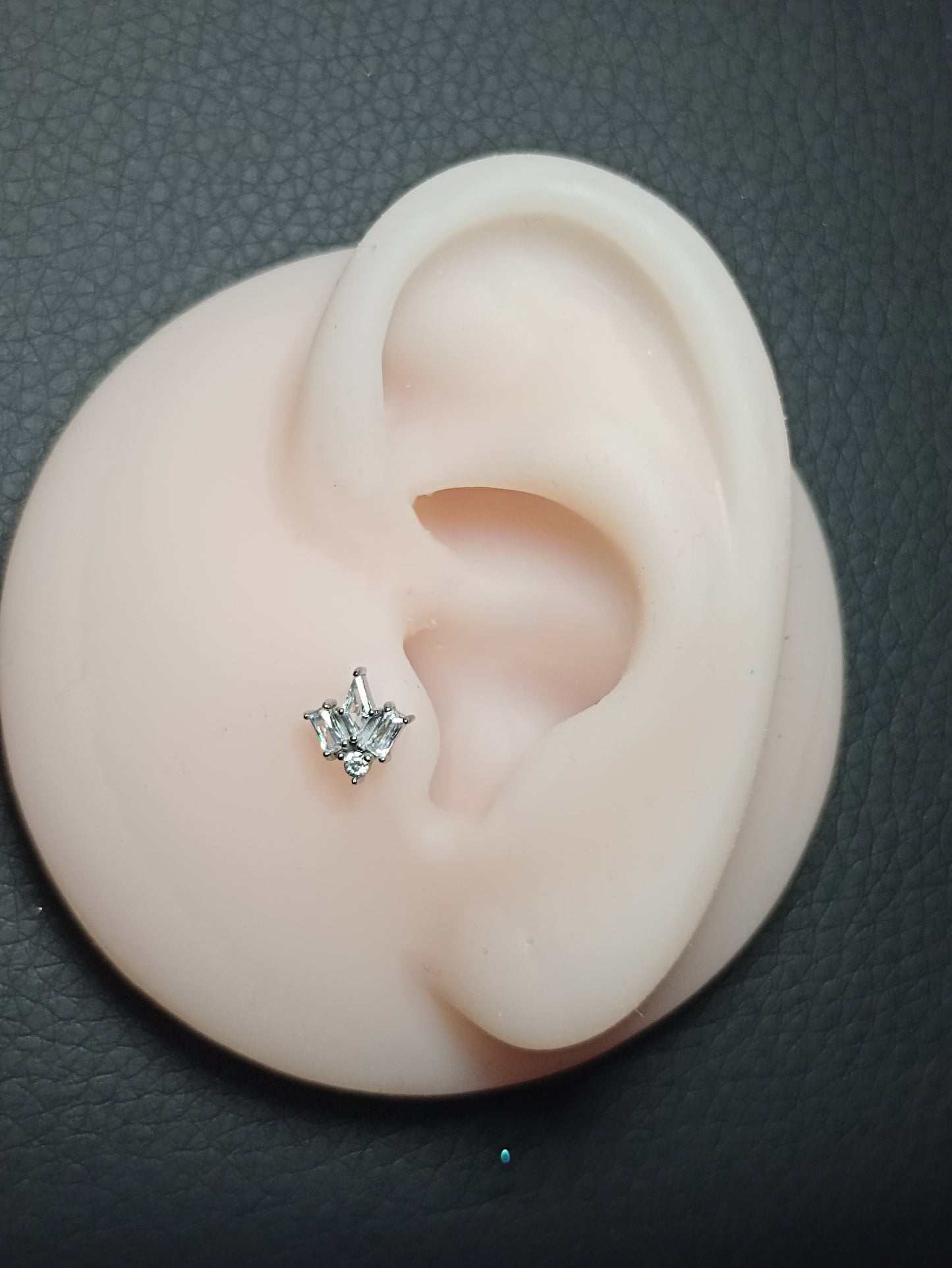 Piercing Labret con Design Geometrico e Cristalli con Filettatura Interna