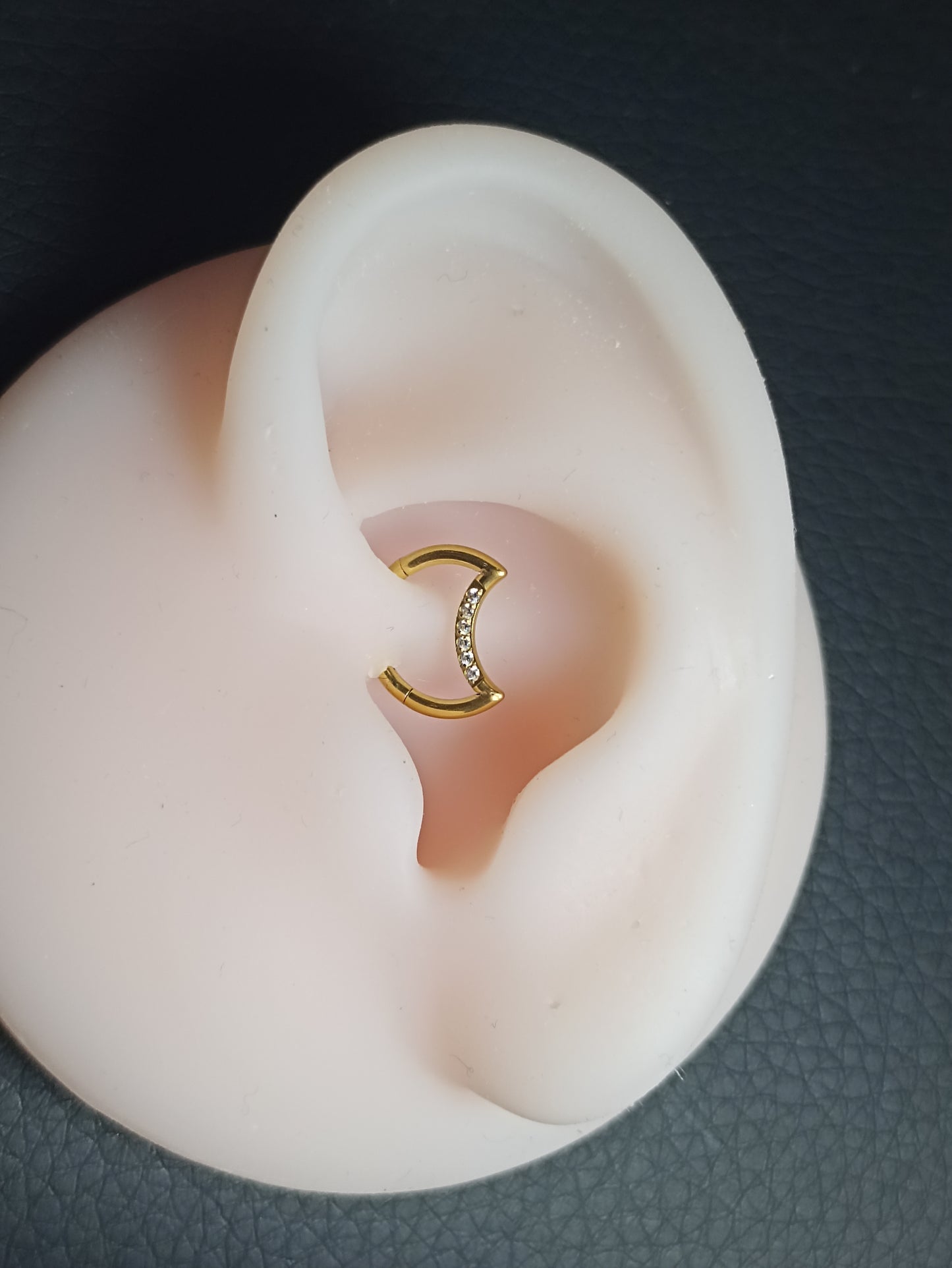cerchio clicker a forma di mezza luna con cristalli