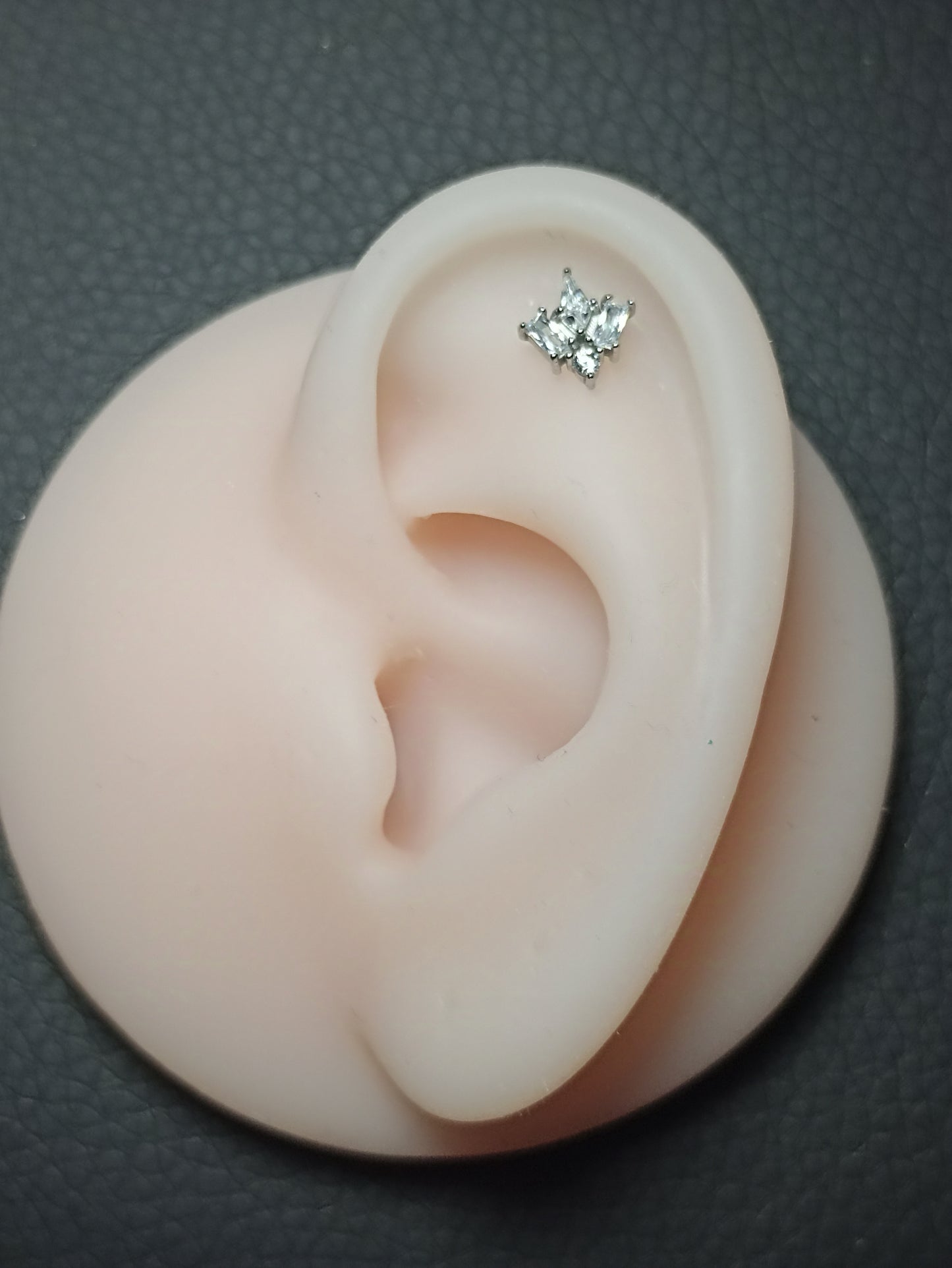 Piercing Labret con Design Geometrico e Cristalli con Filettatura Interna