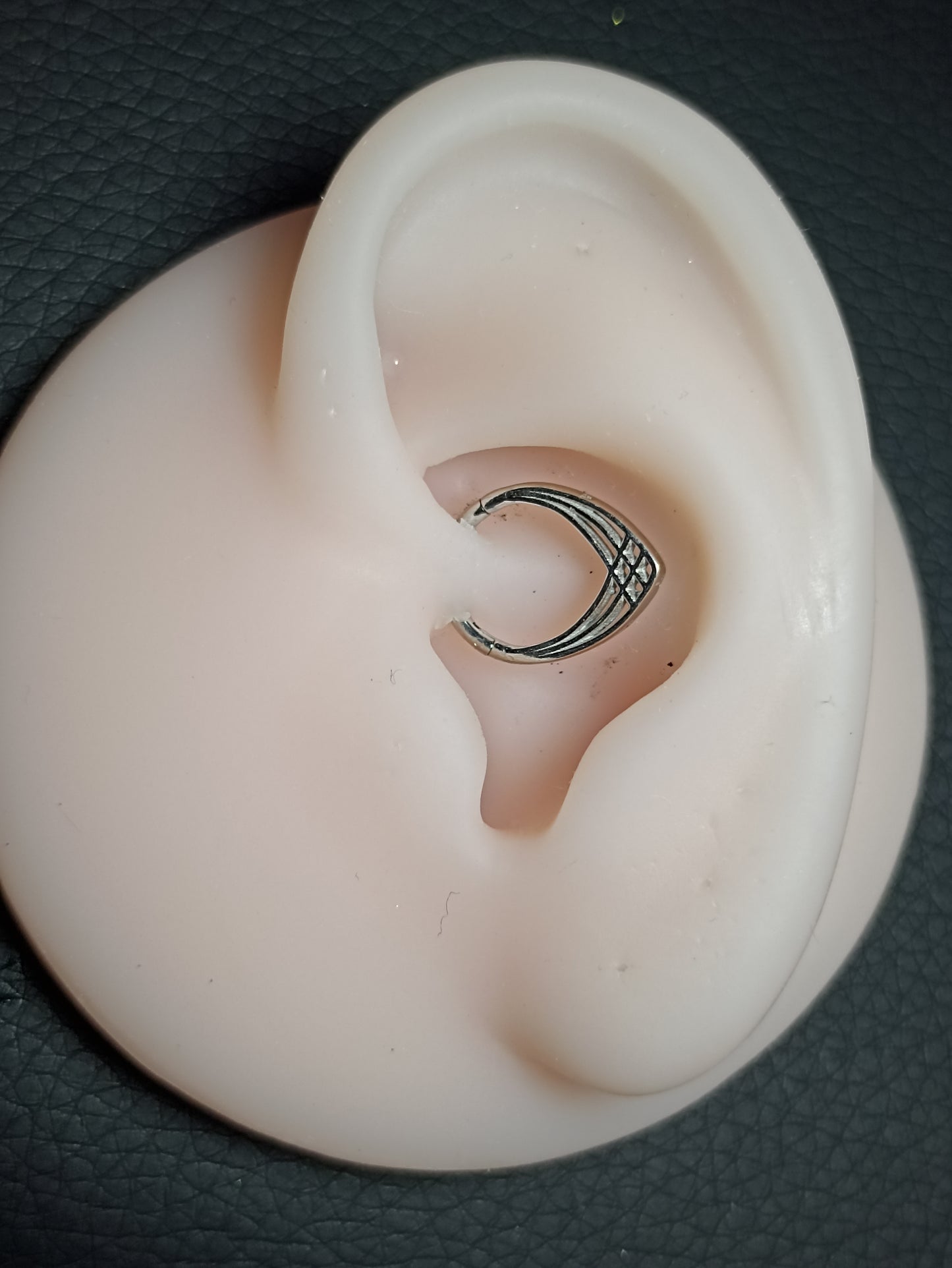 piercing cerchio clicker in acciaio design geometrico