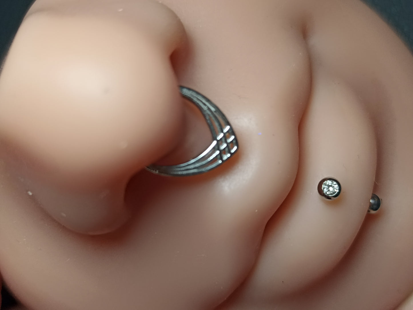 piercing cerchio clicker in acciaio design geometrico