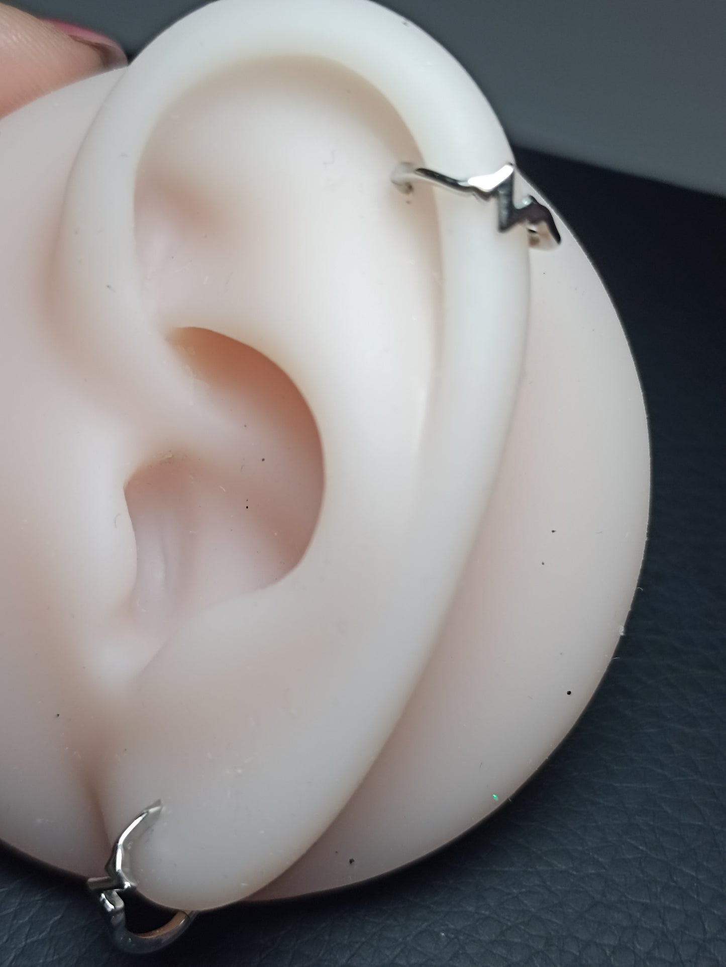 cerchio clicker in acciaio con elettrocardiogramma