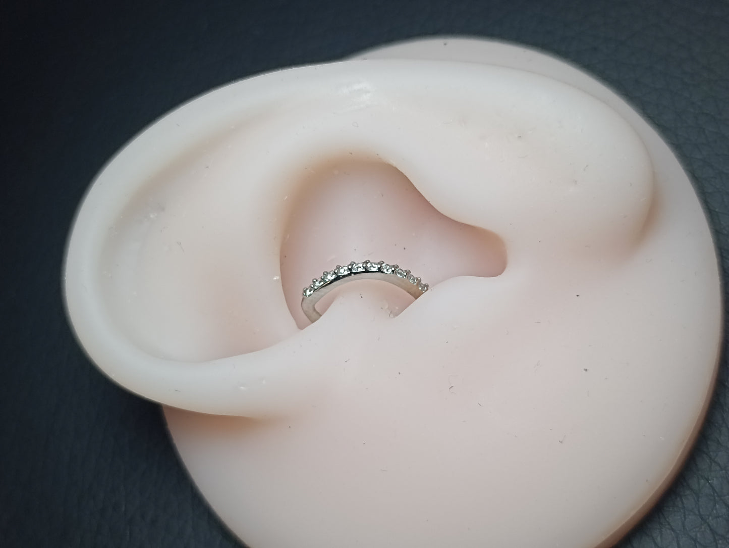 cerchio clicker acciaio 316l forma schiacciata con cristalli