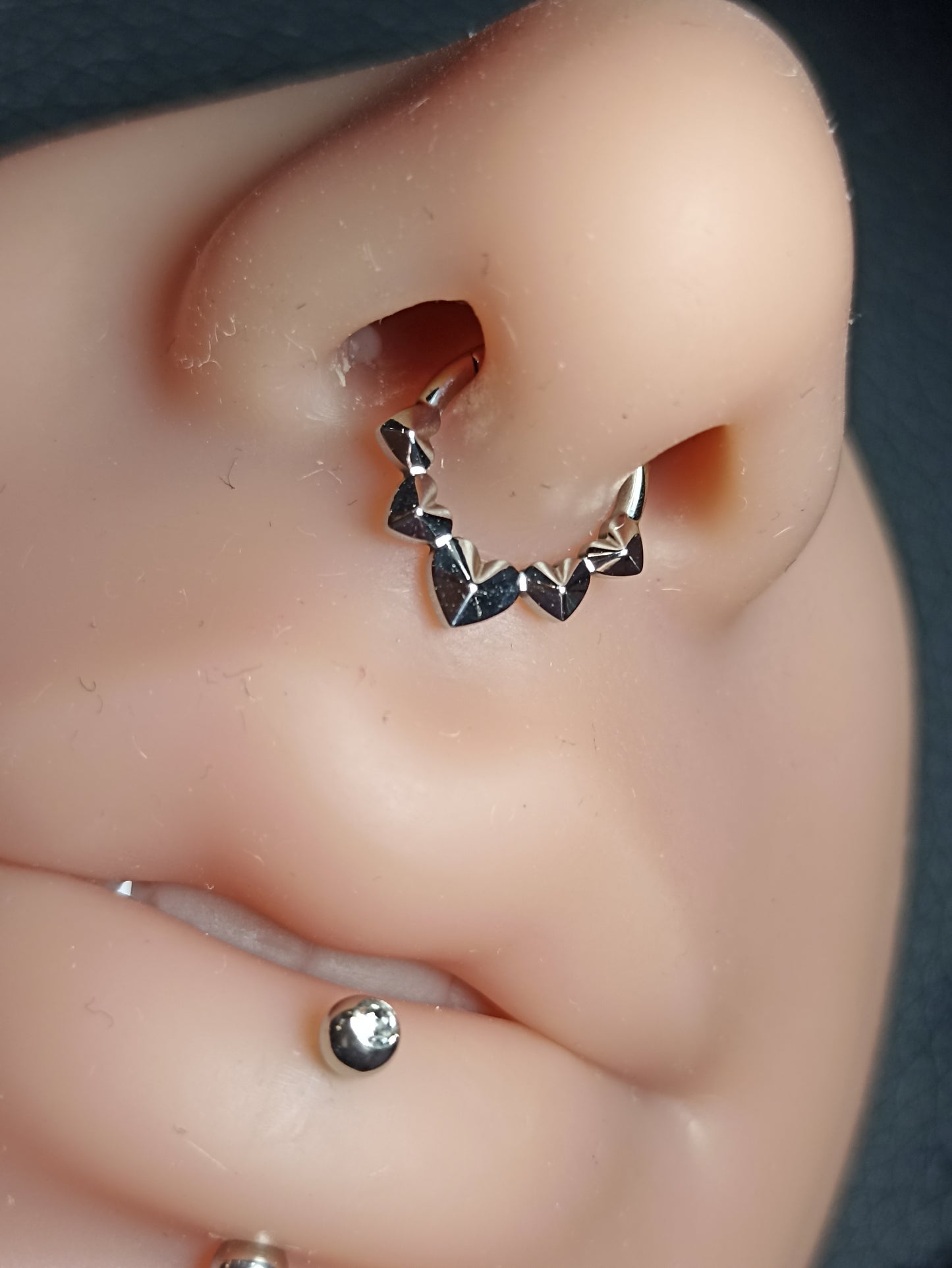 cerchio clicker in titanio con 5 cuori