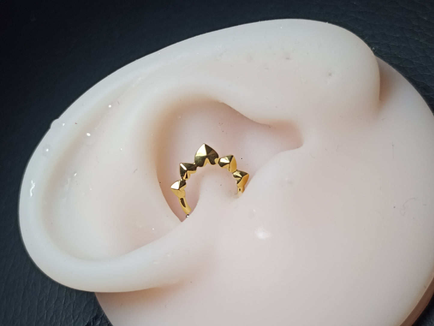 cerchio clicker in titanio con 5 cuori