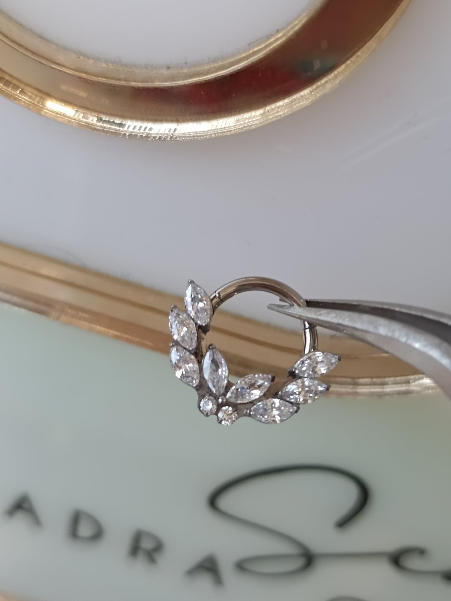 piercing cerchio clicker in titanio con ali di cristallo