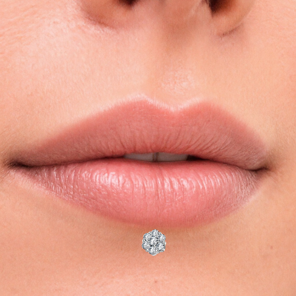 piercing labret in acciaio con cristalli che fanno un fiore
