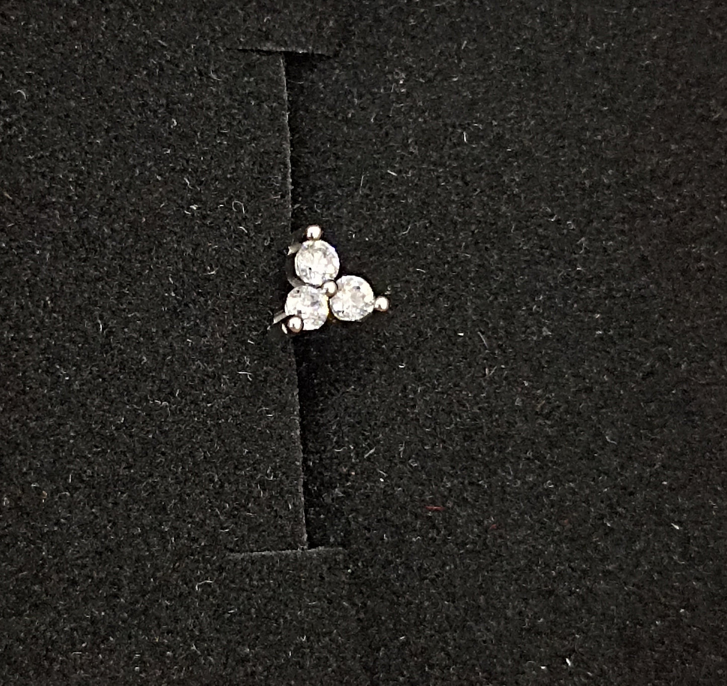 piercing labret con tre cristalli che formano un fiore in acciaio