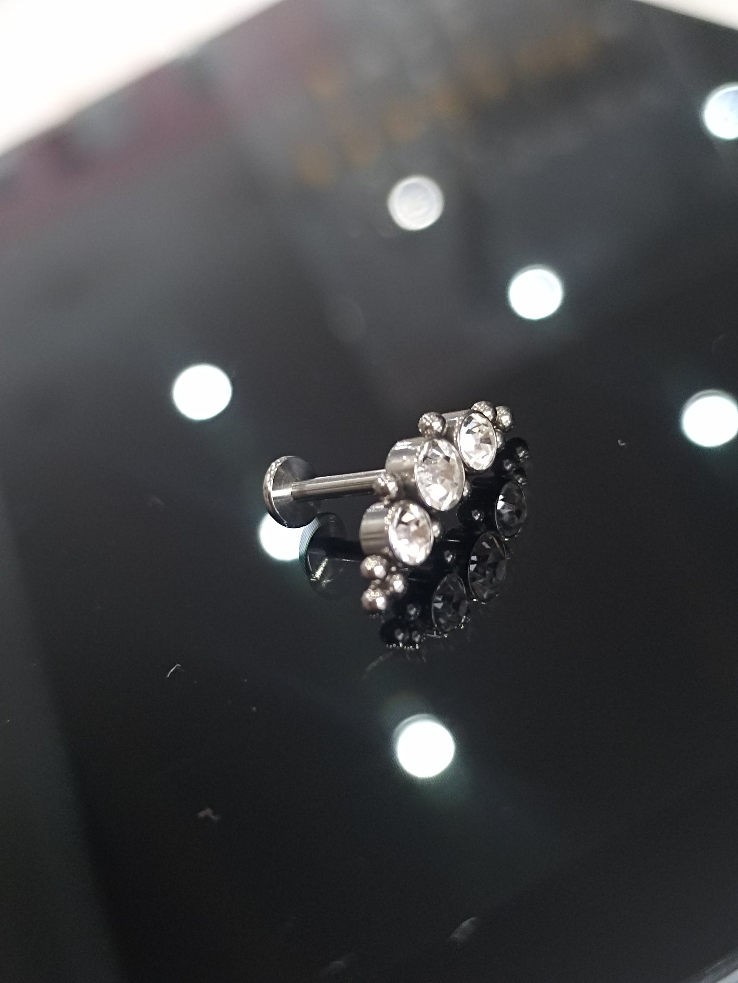 piercing labret in titanio con cristalli e sfere in titanio
