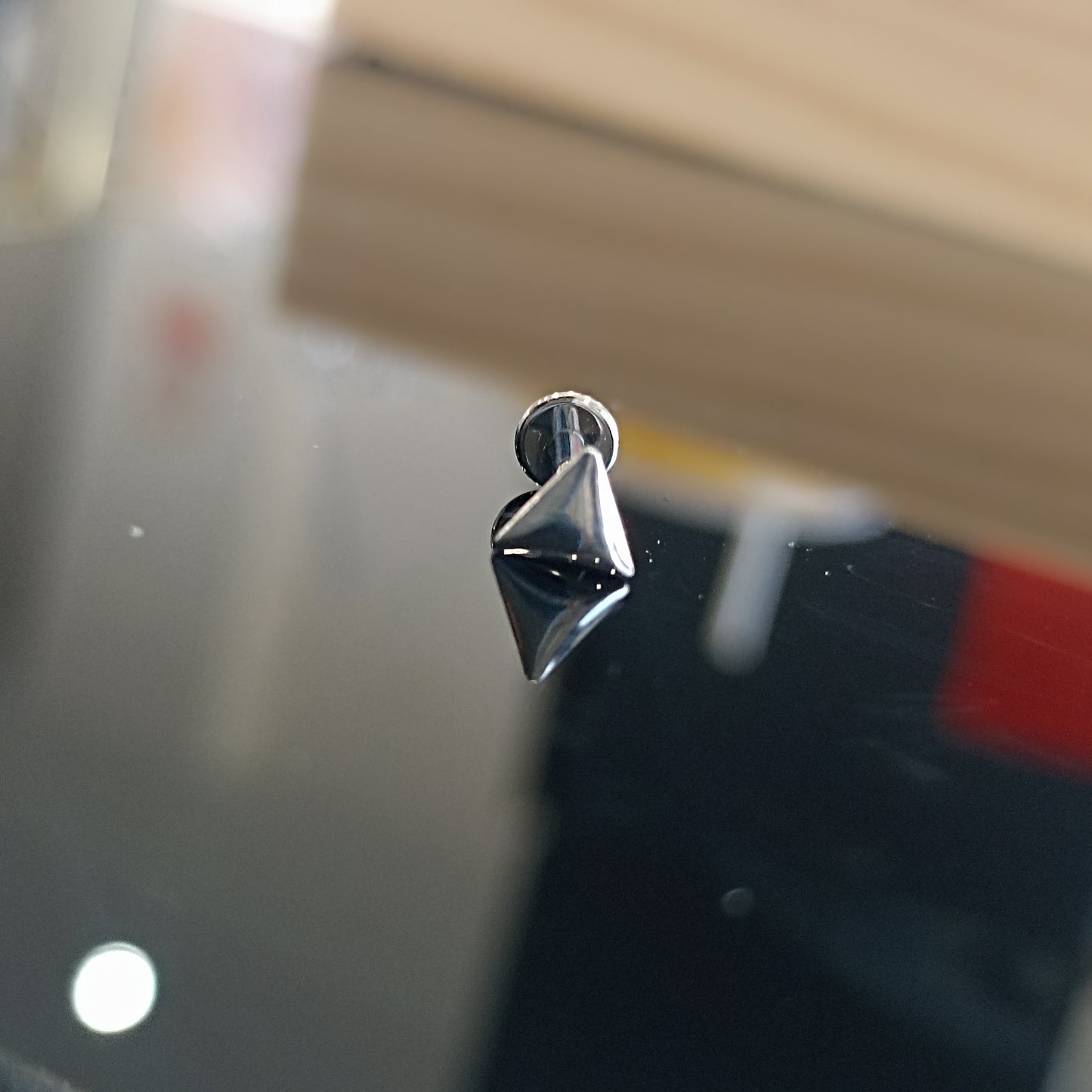piercing labret in titanio a forma di triangolo 3d