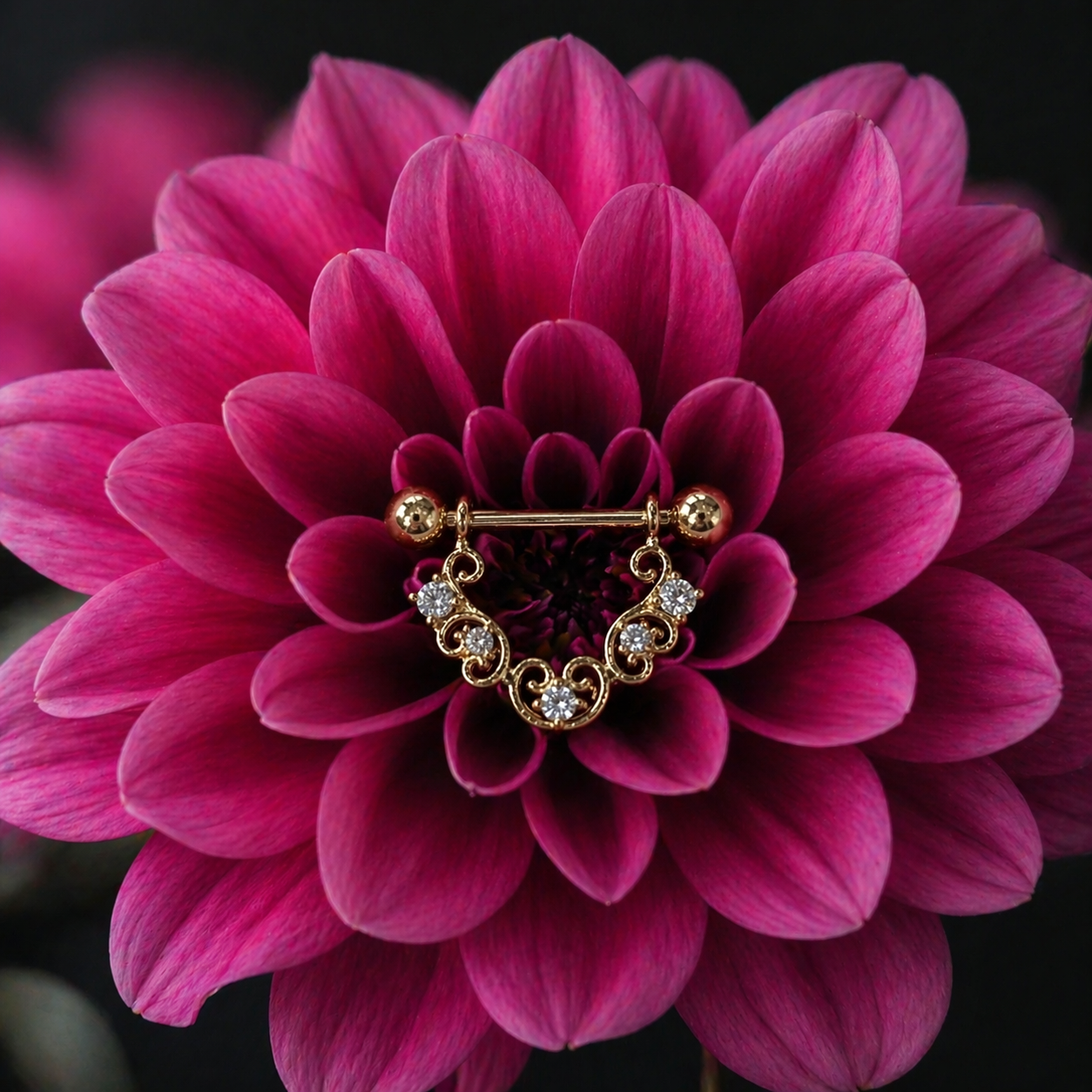 Piercing per Capezzolo con Cristalli e Decorazione a Riccioli Ornamentali