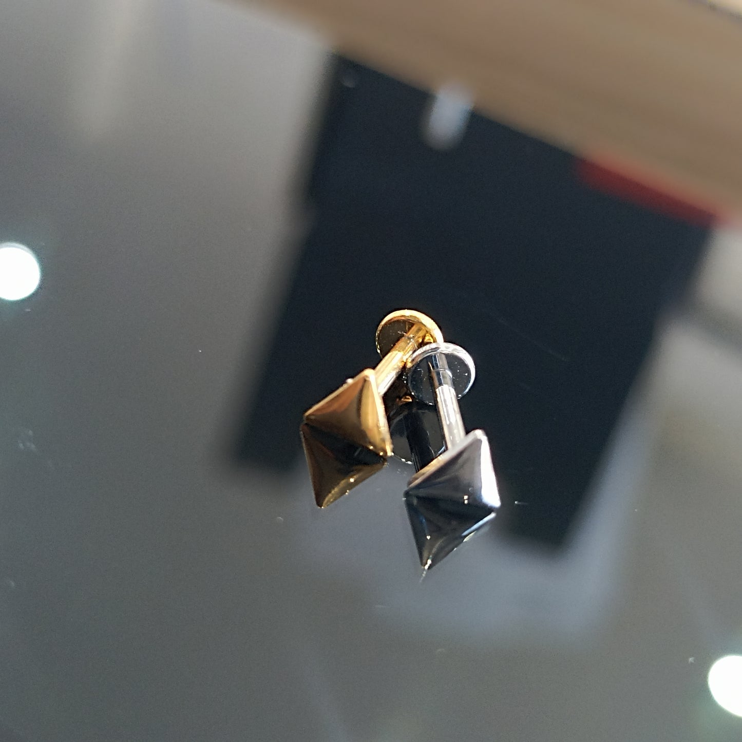 piercing labret in titanio a forma di triangolo 3d