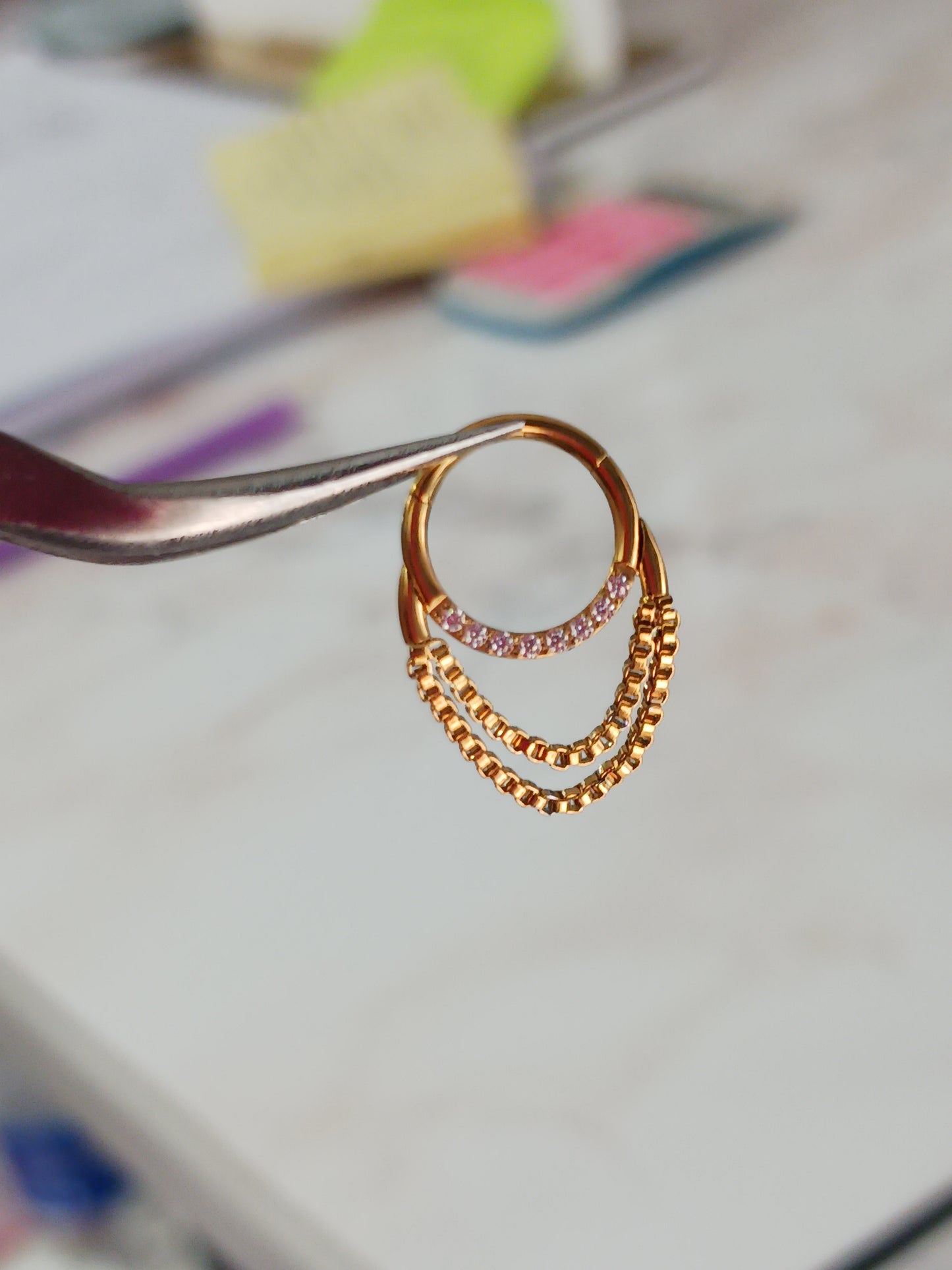 cerchio clicker in acciaio con catene e cristalli