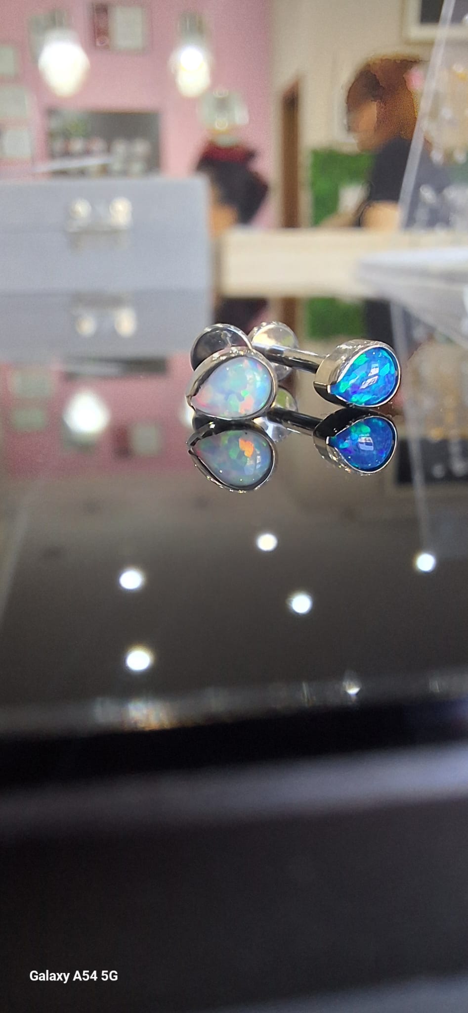 piercing labret in titanio forma goccia con opale