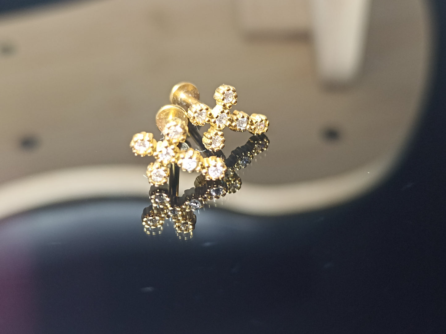 piercing labret a forma di croce con cristalli