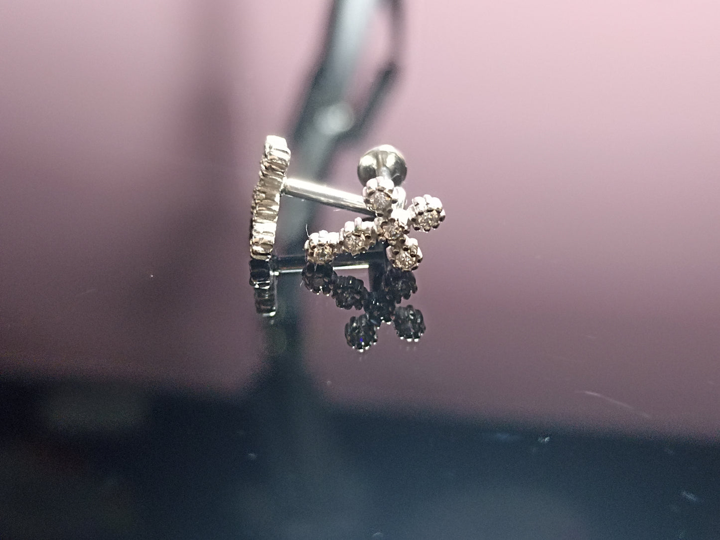 piercing labret a forma di croce con cristalli