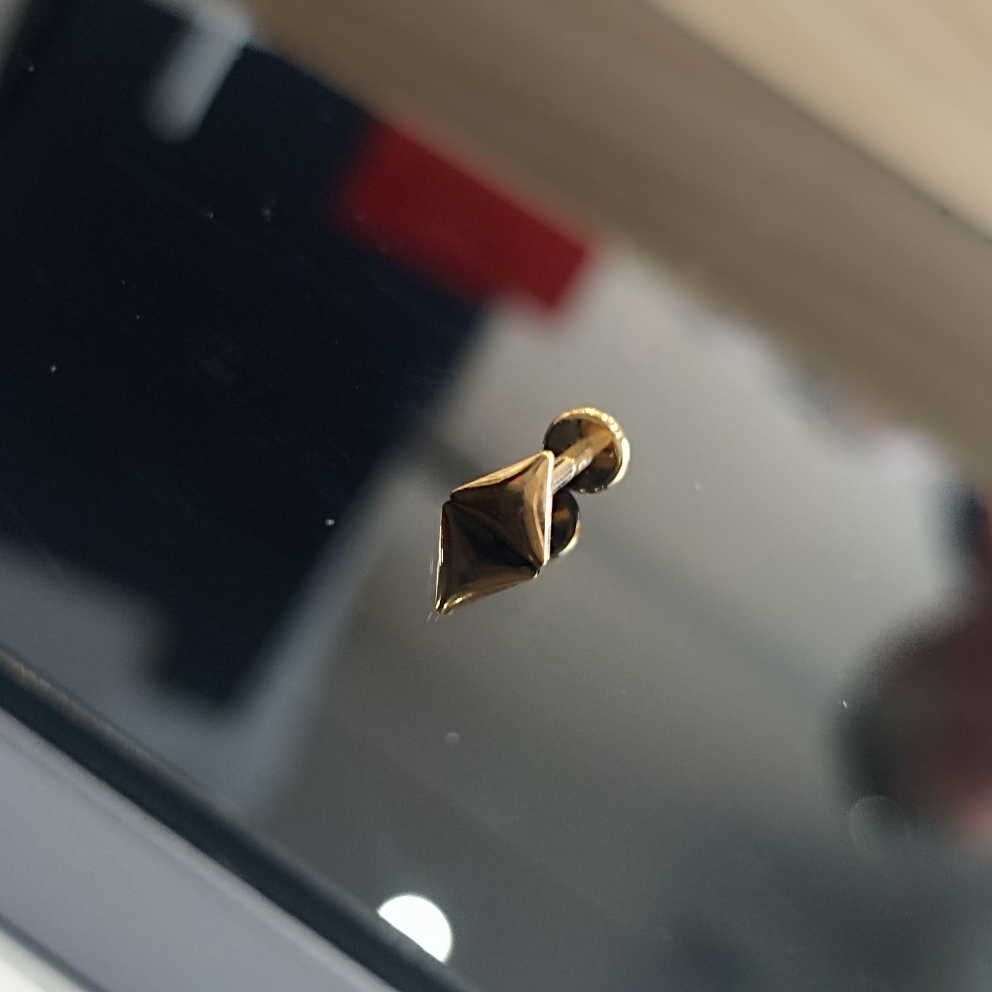 piercing labret in titanio a forma di triangolo 3d