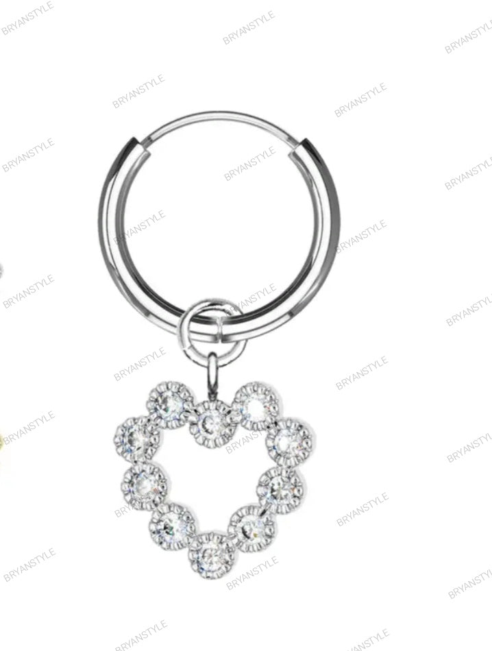 orecchino a cerchio con pendente a cuore vuoto e cristalli