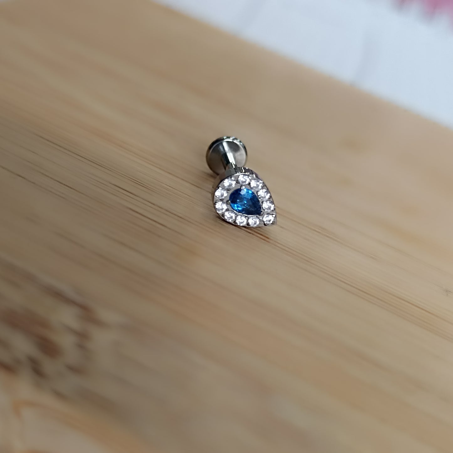 piercing labret in titanio a forma di goccia