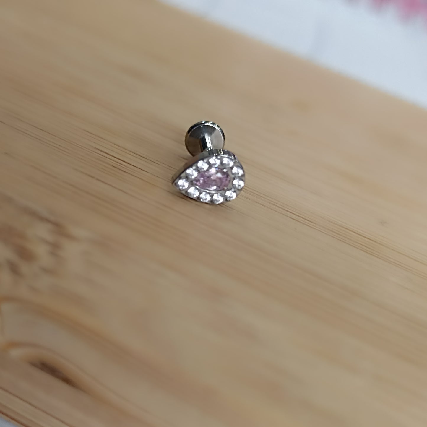 piercing labret in titanio a forma di goccia