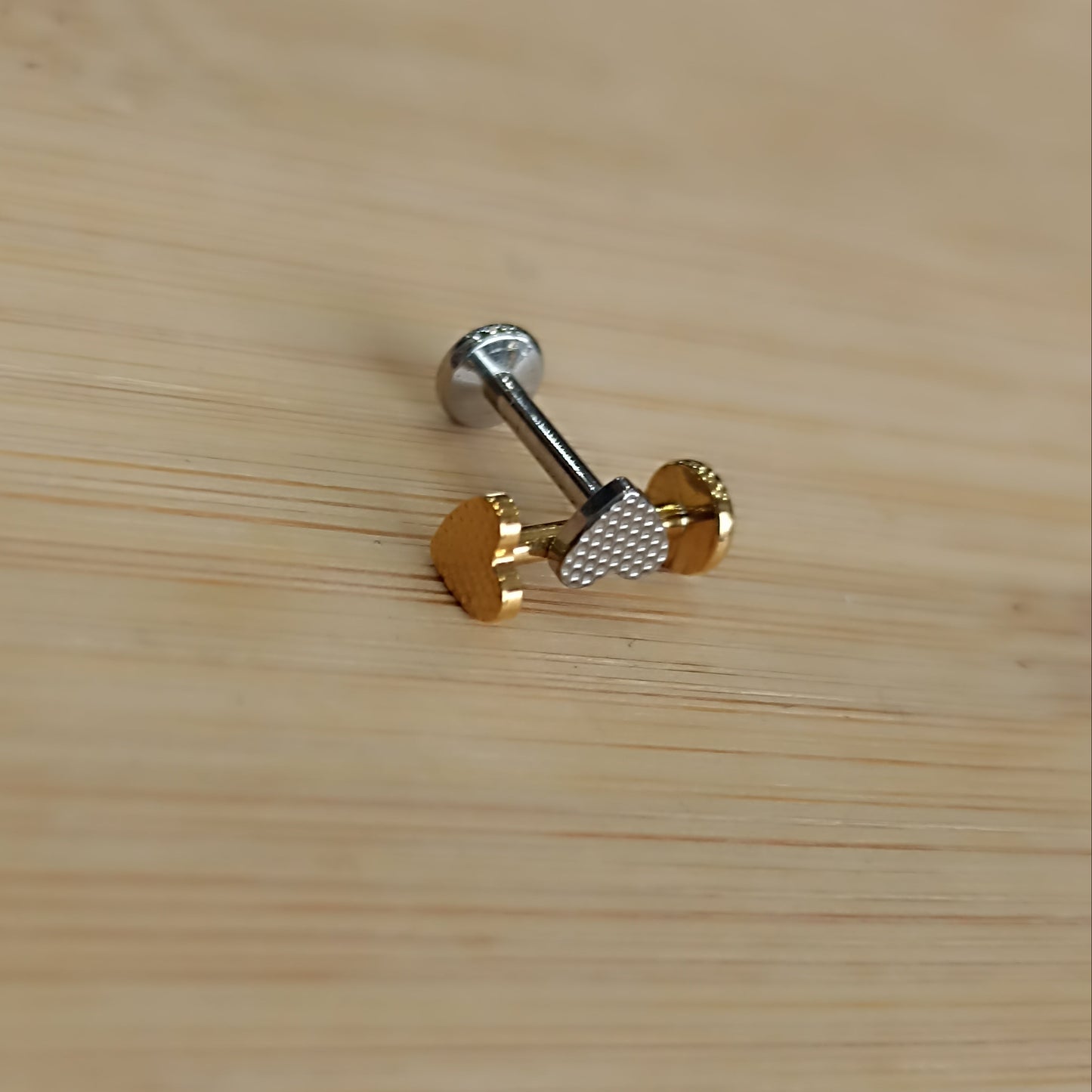 labret in titanio a forma di cuore satinato