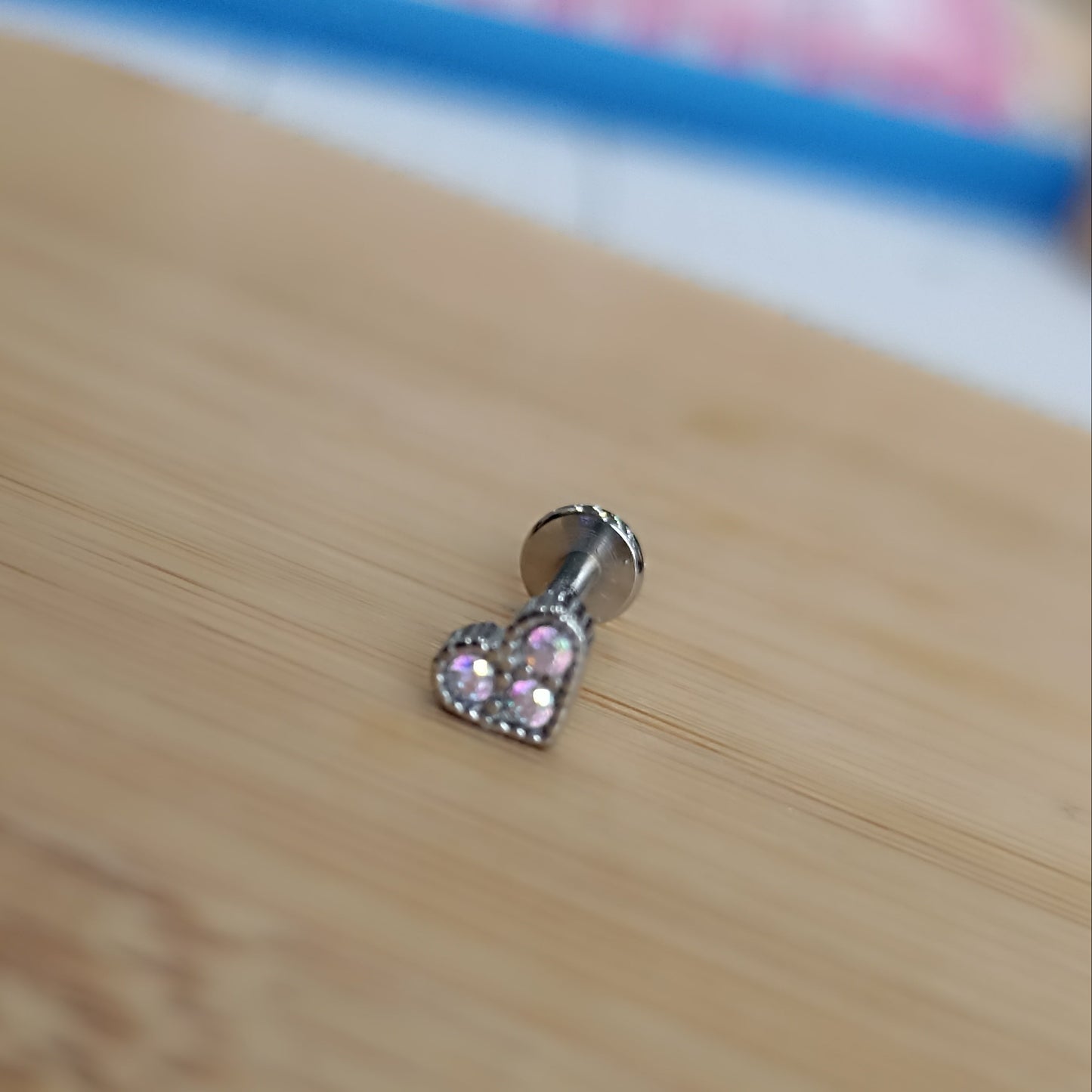 piercin labret in acciaio con cuore e cristalli