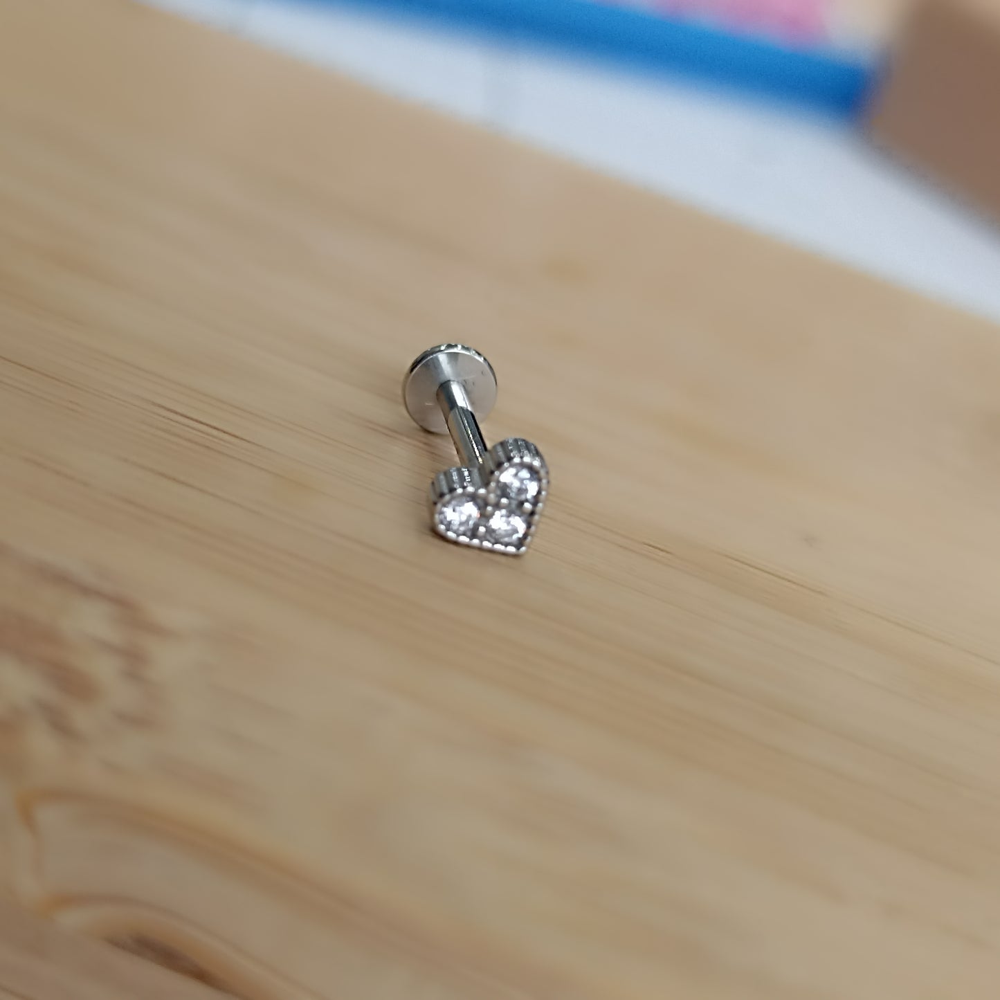 piercin labret in acciaio con cuore e cristalli