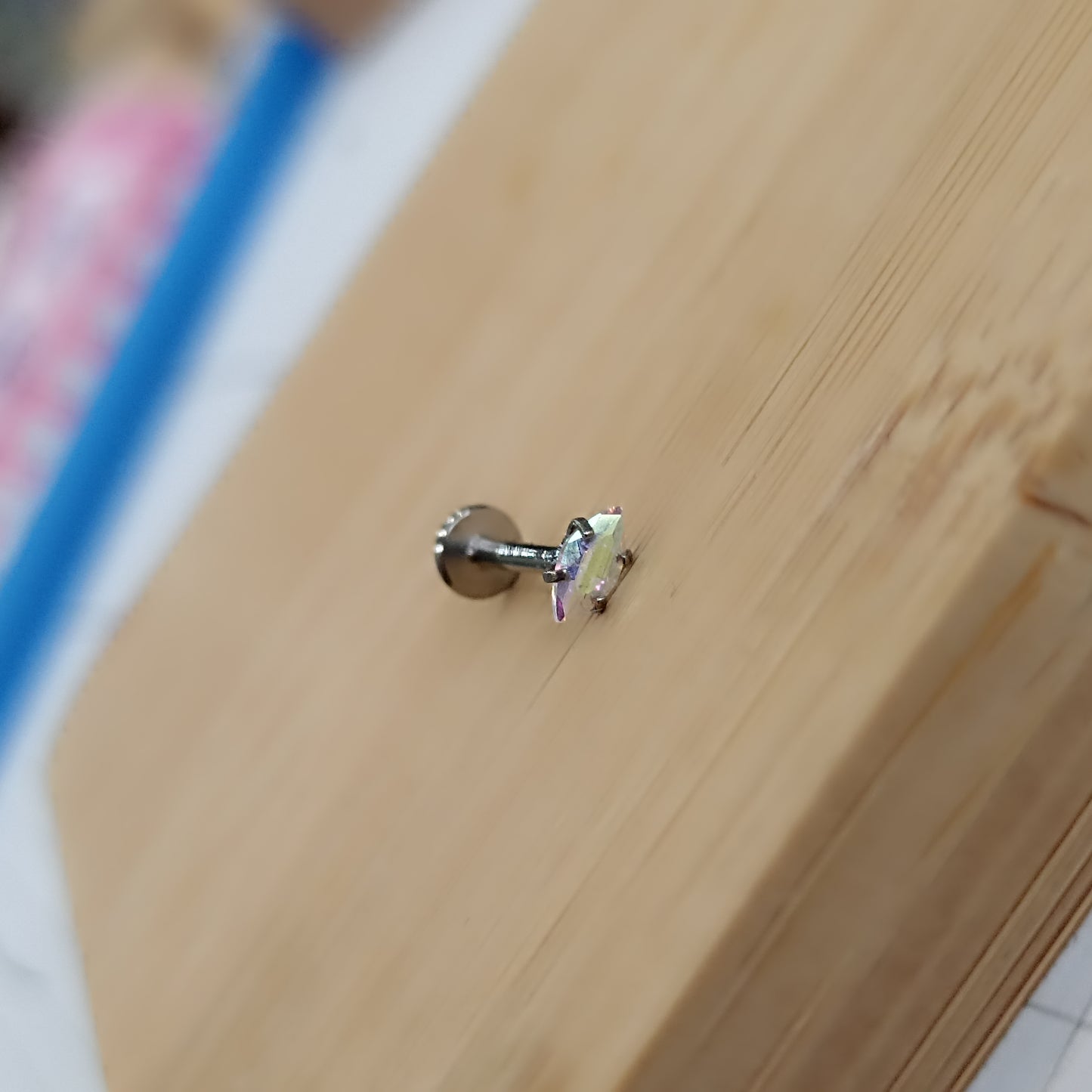 piercing labret in titanio con cristallo a forma di oliva