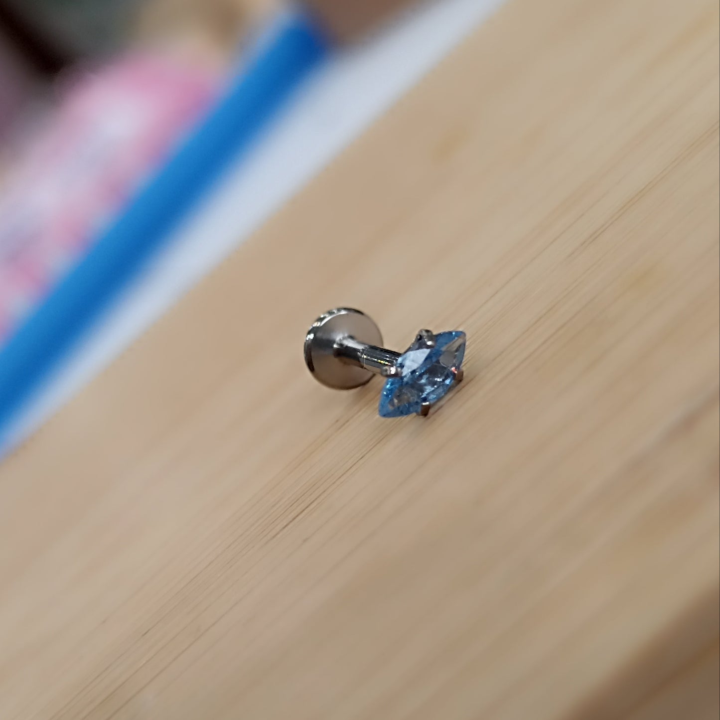 piercing labret in titanio con cristallo a forma di oliva