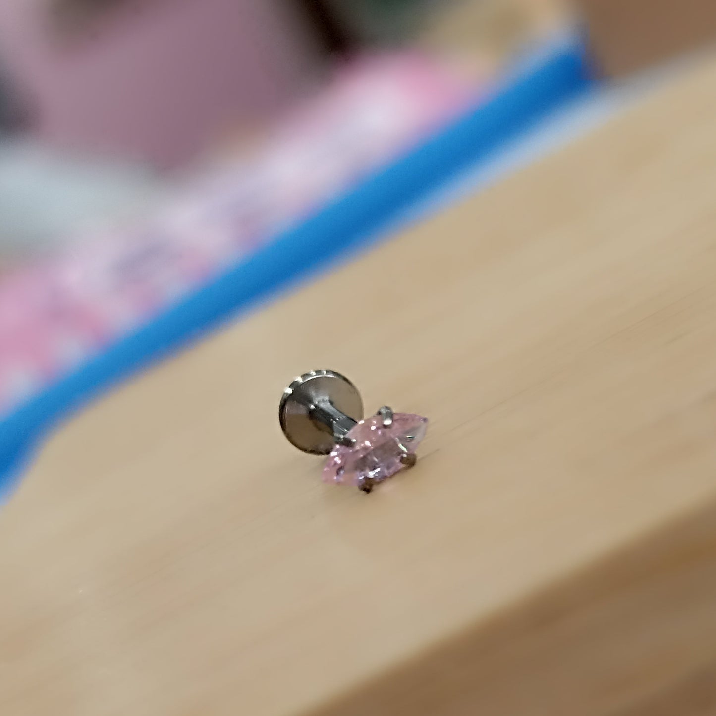 piercing labret in titanio con cristallo a forma di oliva