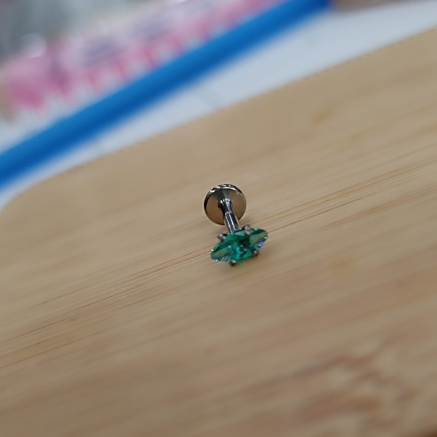 piercing labret in titanio con cristallo a forma di oliva